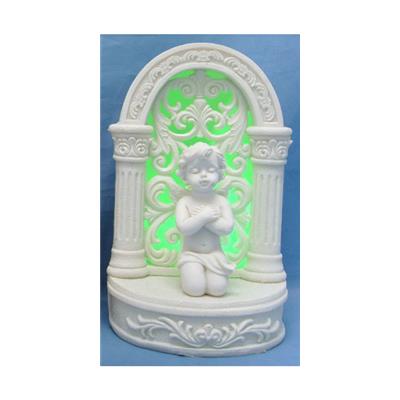 Statue Ange avec les bras en croix devant temple lumineux