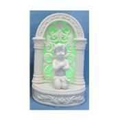 Statue Ange avec les bras en croix devant temple lumineux